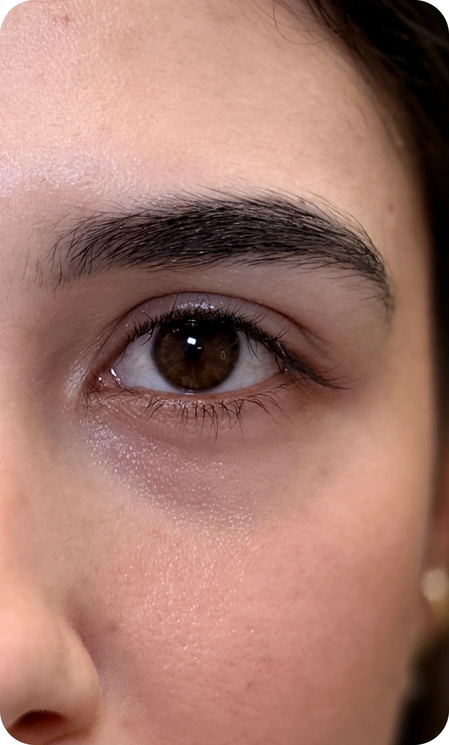 Rostro de una clienta con las cejas definidas.