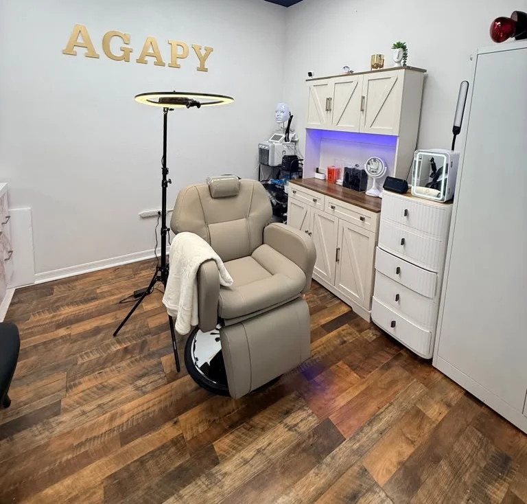 Cabina de Agapy Studio con la camilla preparada y la lámpara de tratamiento.