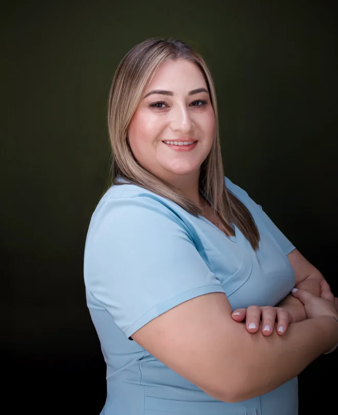 Retrato de Paola, fundadora de Agapy Studio, con los brazos cruzados.