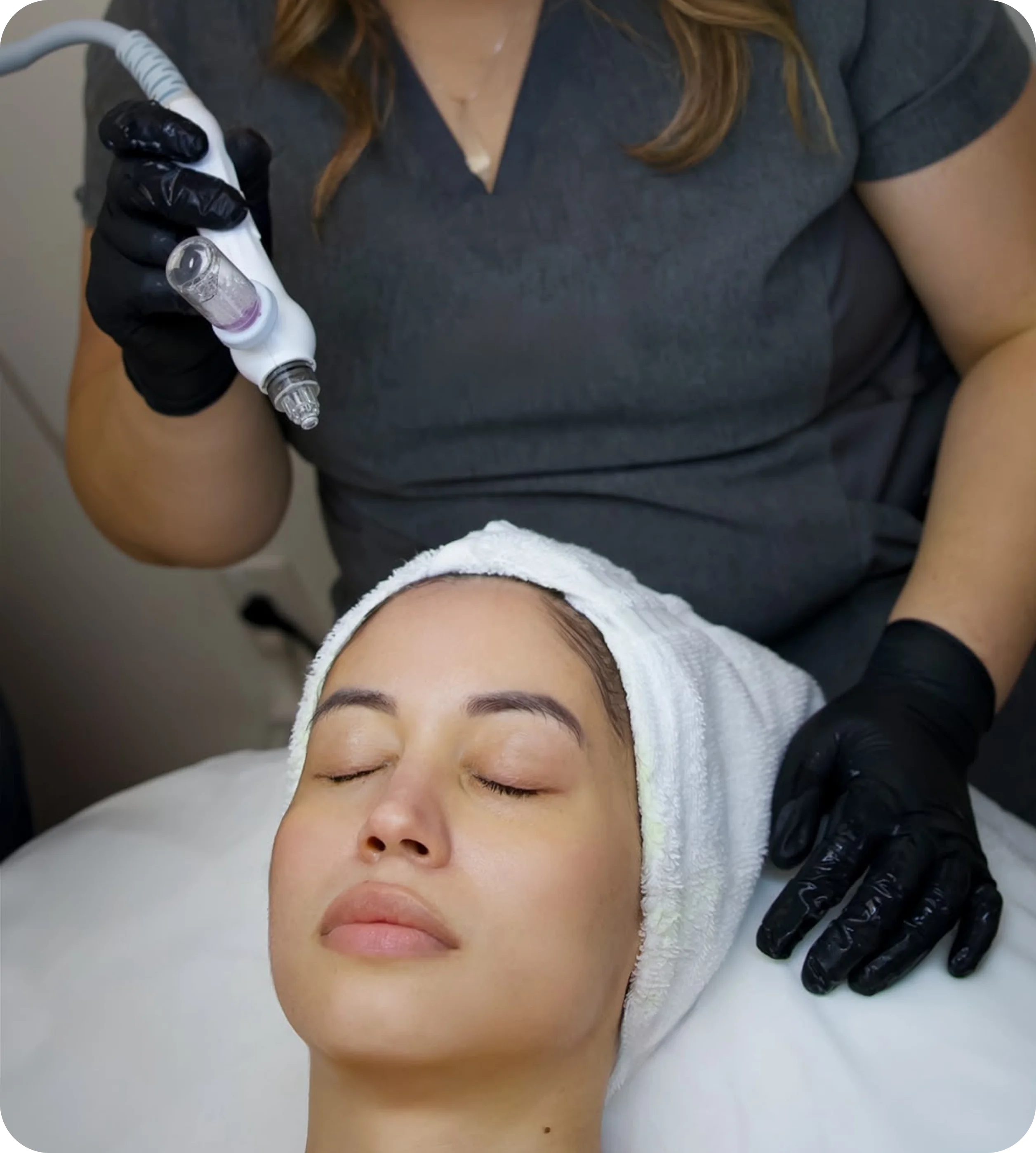 Paola aplica un tratamiento facial con aparatología a una clienta.